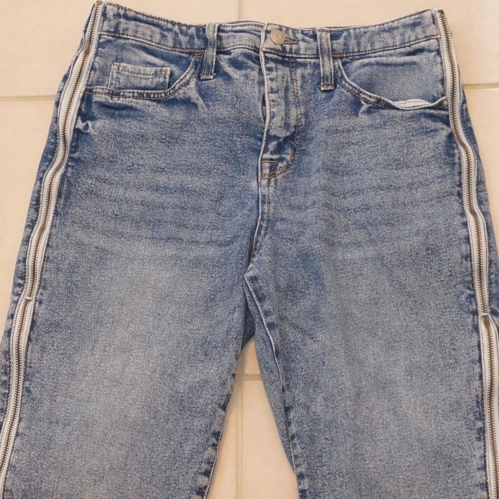 WILD FABLE DISTRESSED MOM FIT ZIPPER UP JEANS